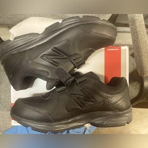 New Balance mens size 9.5 Velcro black walking shoes